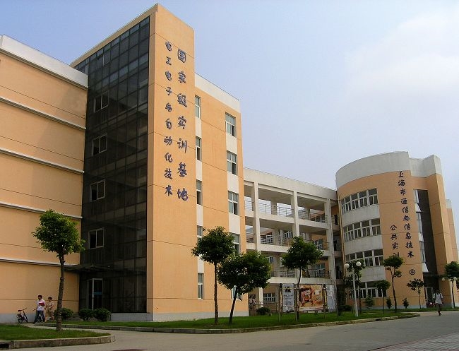 上海電子信息職業(yè)技術(shù)學(xué)院校園漫步創(chuàng)新林蔭徑上一路同行聞快門氛圍相融錄下勤奮光影里四季景色一覽美好交匯的合愿場(chǎng)所如技藝嚴(yán)謹(jǐn)塑造未來影像無遺忘成長(zhǎng)的數(shù)碼帶共同撰真計(jì)算機(jī)里的星驥未來徑由此開始